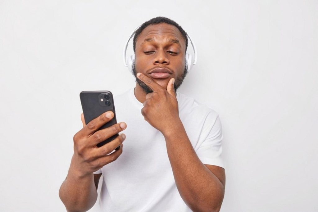 Can Your Smartphone Age Your Skin? Blue Light Science in the UAE
